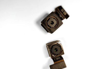 Beyaz arkaplanda izole akıllı telefon kamera sensörü kullanıldı