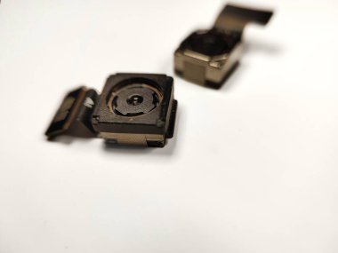 Beyaz arkaplanda izole akıllı telefon kamera sensörü kullanıldı