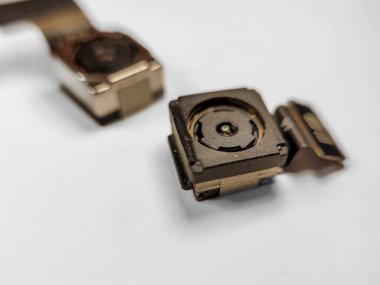 Beyaz arkaplanda izole akıllı telefon kamera sensörü kullanıldı