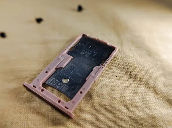 Simülasyon çekmecesini veya akıllı telefon SIM yuvasını kapat