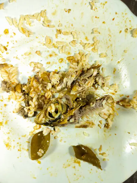 Beyaz tabakta köri soslu ton balıklı pilav yemek.