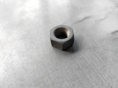 Bir fındığı kapat ve metal bir plakaya sabitle.