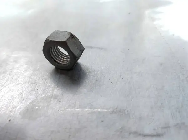 Bir fındığı kapat ve metal bir plakaya sabitle.