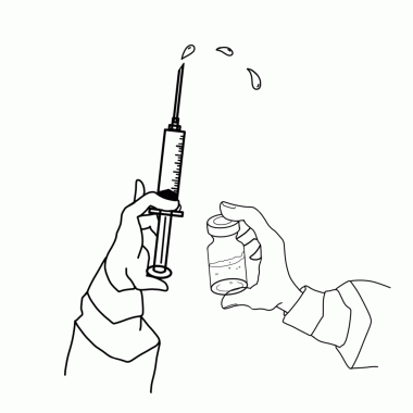 Beyaz arka planda aşı şişesi ve şırınga tutan el.