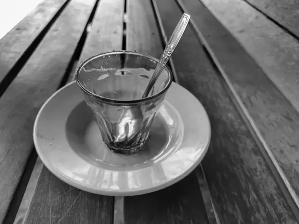 Kullanılmış bir sabah kahvesini ahşap bir bankta kapatıyoruz.