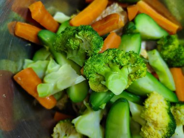 Buharda pişirilmiş sebze koleksiyonunu kapat.