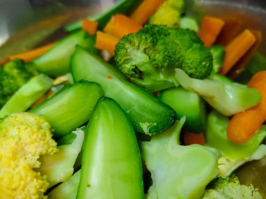 Buharda pişirilmiş sebze koleksiyonunu kapat.