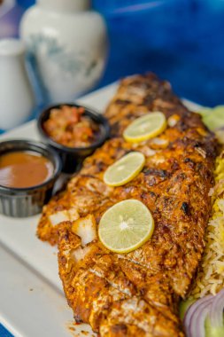 Pirinçli Bistro Whole Fish. Lezzetli pirincin yanında mükemmel pişirilmiş bütün balık. HD kalitesinde en iyi görüntü