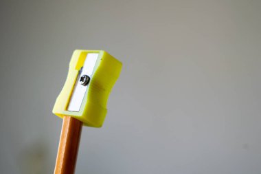 Kalem ve kalemlerin yakın plan çekimleri ve keskin odaklanmayla bulanık bir arka plan, basitlik ve hassasiyeti vurguluyor. Bu minimalist resim projeler için idealdir