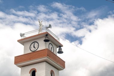 Üzerinde İsa 'nın heykeli olan kilise kulesinin çarpıcı bir görüntüsü, Kutsal Hafta' da çekildi. Bu fotoğraf dini bağlılığı, inancı ve Paskalya kutlamalarının ciddi atmosferini temsil ediyor.