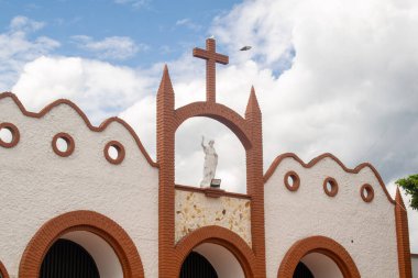 Üzerinde İsa 'nın heykeli olan kilise kulesinin çarpıcı bir görüntüsü, Kutsal Hafta' da çekildi. Bu fotoğraf dini bağlılığı, inancı ve Paskalya kutlamalarının ciddi atmosferini temsil ediyor.