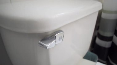 Sifonu çekmek, sifonu çekmek, sifonu çekmek, sarnıç boşaltmak, tuvalette sifon çekme mekanizması, banyo hijyeni, tuvaletten akan su. Yüksek kaliteli FullHD görüntüler