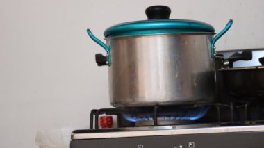 Otu sobanın üstünde bulan kişi. Yüksek kalite 4k görüntü