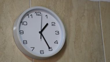 Duvardaki saat elleriyle saati gösteriyor. Yüksek kalite 4k görüntü