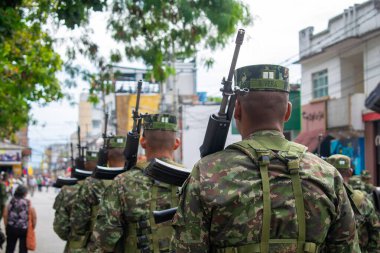 Kolombiya sokaklarında devriye gezen Kolombiya ordusu, Kolombiya 'da şehir devriyesinde olan askeri kuvvetler Kolombiya sokaklarını koruyan askerler, sokak devriyesi yapan ordu birlikleri, Kolombiya askeri varlığı...
