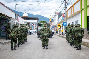 Kolombiya sokaklarında devriye gezen Kolombiya ordusu, Kolombiya 'da şehir devriyesinde olan askeri kuvvetler Kolombiya sokaklarını koruyan askerler, sokak devriyesi yapan ordu birlikleri, Kolombiya askeri varlığı...