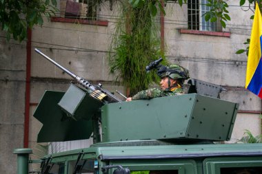 Askeri araçta makineli tüfekli askerler, makineli tüfekli askeri kuvvetler devriye gezen makineli tüfekli askerler, ağır makineli tüfekli askeri araçtaki silahlı askerler, Humvee 'deki askeri personel