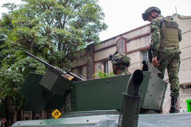 Askeri araçta makineli tüfekli askerler, makineli tüfekli askeri kuvvetler devriye gezen makineli tüfekli askerler, ağır makineli tüfekli askeri araçtaki silahlı askerler, Humvee 'deki askeri personel