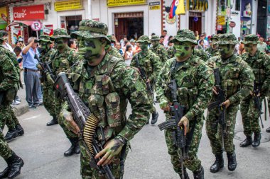 Kolombiya sokaklarında devriye gezen Kolombiya ordusu, Kolombiya 'da şehir devriyesinde olan askeri kuvvetler Kolombiya sokaklarını koruyan askerler, sokak devriyesi yapan ordu birlikleri, Kolombiya askeri varlığı...
