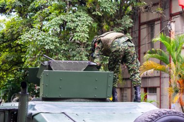 Zırhlı bir aracın askeri personeli zırhlı bir aracın üstünde zırhlı bir aracın üzerinde duran silahlı kuvvetler askeri. Yüksek kalite fotoğraf