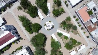 Centenario Meydanı 'nın havadan görünüşü, Cienaga Magdalena' nın ana parkı. Yüksek kaliteli FullHD görüntüler