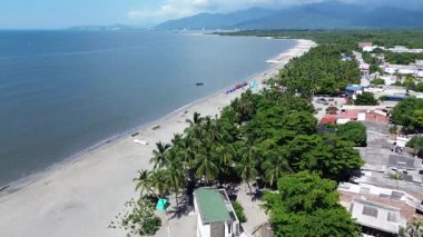 Arka planda Sierra Nevada de Santa Marta 'nın bulunduğu Cienaga, Magdalena plajlarının hava manzarası. Yüksek kaliteli FullHD görüntüler