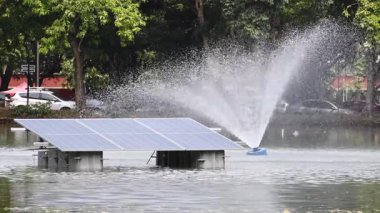 Su Oksijenli Güneş Paneli Sürdürülebilir Enerji ve Su Sağlığı Gölü 'nde. Yüksek kalite 4k görüntü