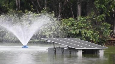 Arka plan Sürdürülebilir Tarım ve Yenilenebilir Enerji 'de Sulama Sistemli Güneş Paneli. Yüksek kalite 4k görüntü