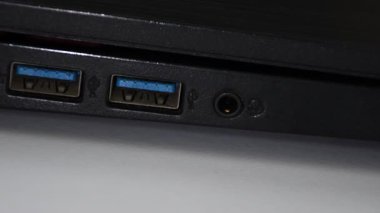Kulaklığı 3.5 mm 'lik bir dizüstü bilgisayara ya da bilgisayara bağlayan, kulaklığı ses portuna bağlayan. Yüksek kalite 4k görüntü