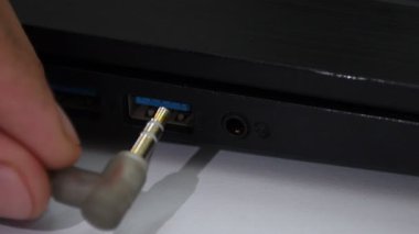 3.5 mm 'lik ses fişi laptopa veya bilgisayara bağlanıyor, kulaklık ya da kulaklığı ses portuna yerleştiriliyor. Yüksek kalite 4k görüntü