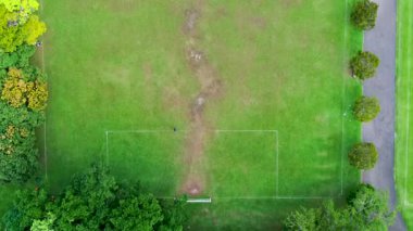 Toplu Futbol Sahasının Top Down Hava Görüntüsü, İHA uçuşu Goalpost 'tan Yeşil Bölge' deki Goalpost 'a. Yüksek kaliteli FullHD görüntüler