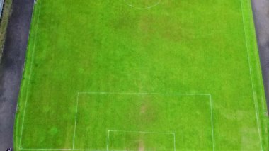 Bir futbol sahasının havadan görünüşü. Yüksek kaliteli FullHD görüntüler