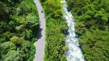 Nehir Boyunca Yol 'un Hava Görüntüsü, Manzaranın İçinden Geçiş. Yüksek kalite 4k görüntü