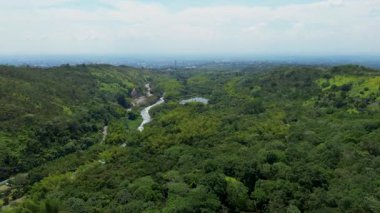 Farallones de Cali ve Pance, Kolombiya And Dağları, Manzarası ve Şehir Manzarası 'ndan Cali Şehri' nin havadan görüntüsü. Yüksek kalite 4k görüntü