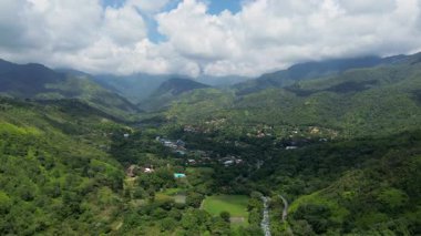 Kolombiya Dağları ve Valle del Cauca Majestic Peyzajları arasındaki Cali Kırsal Bölgesi 'ndeki La Voragine Köyü' nün havadan görünüşü. Yüksek kalite 4k görüntü
