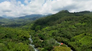 Farallones de Cali Doğal Parkı, Görkemli Kolombiya Peyzajı ve Biyolojik Çeşitliliğin 360 derece hava görüntüsü. Yüksek kalite 4k görüntü