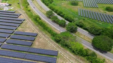 Güneş panelleri üzerinde hava aracı uçuşu kırsal bölgedeki tarım arazisinde yenilenebilir enerji üretiyor. Yüksek kalite 4k görüntü
