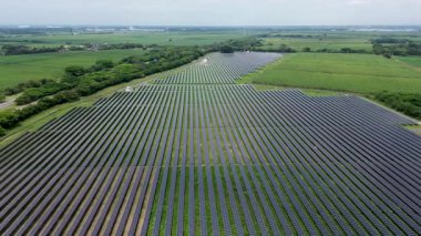 Fotovoltaik panellerin, yenilenebilir enerji altyapısının üzerine İHA görüntüleri. Yüksek kalite 4k görüntü