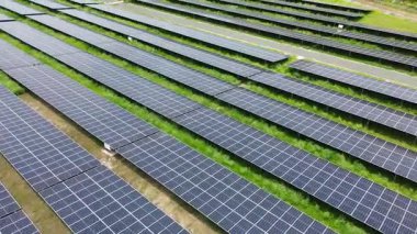Güneş Enerjisi Tesisinin Doğayla Uyum İçinde Güç Oluşturan Yukarıdan Aşağı Hava Görünümü. Yüksek kalite 4k görüntü