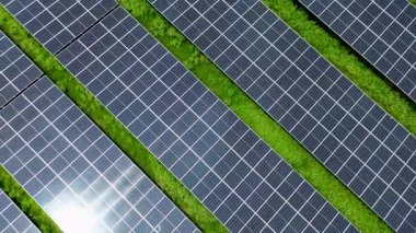 Güneş panelleri tarım arazilerindeki güneş ışığını emiyor, iklim dostu enerji kaynağı. Yüksek kalite 4k görüntü