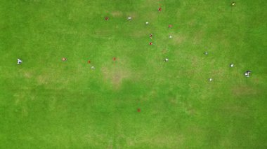 Futbol maçının insansız hava atışı devam ediyor. Yüksek kalite 4k görüntü