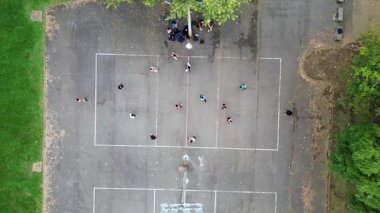 Sarayda Voleybol Oyuncuları Eğitiminin Hava Görüntüsü. Yüksek kalite 4k görüntü