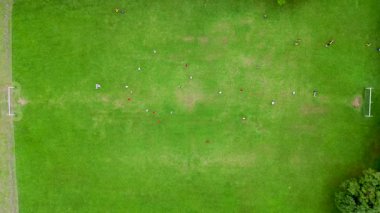 Drone Overhead Futbol Maçı Çimen Sahasında. Yüksek kalite 4k görüntü