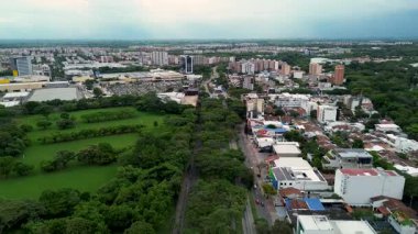 Güney Kaliforniya, Kolombiya 'daki trafik insansız hava aracı görüntüsü. Yüksek kalite 4k görüntü