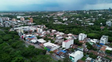 Ciudad Jardin 'in insansız hava aracı görüntüsü ve Cali, Kolombiya' nın güney mahalleleri. Yüksek kalite 4k görüntü