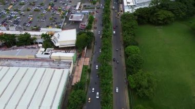 İHA Şehir Trafiğini Yukarıdan İzliyor. Yüksek kalite 4k görüntü