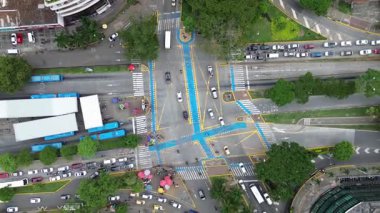 Şehir Yolu Kavşağı ve Trafik Altyapısı 'na yakınlaş. Yüksek kalite 4k görüntü