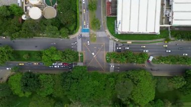 Yeşil Şehir Manzarası ve Trafik Akımı ile Yol Kesişiminin Hava Görüntüsü. Yüksek kalite 4k görüntü