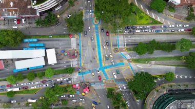 Otoyol Ağı 'nın Hava Görüntüsü, Yol Altyapısı ve Şehir Trafiği. Yüksek kalite 4k görüntü