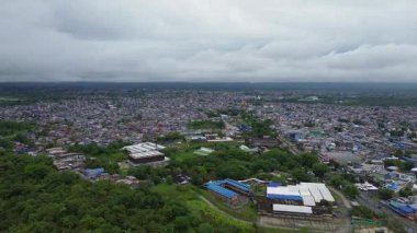 Buenaventura Kolombiya 'nın banliyölerinde karışık konutlar ve insansız hava aracı tarafından yakalanan ulaşım ağları var. Yüksek kalite 4k görüntü